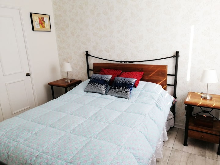 Легло,спалня,снимка на цялата стая