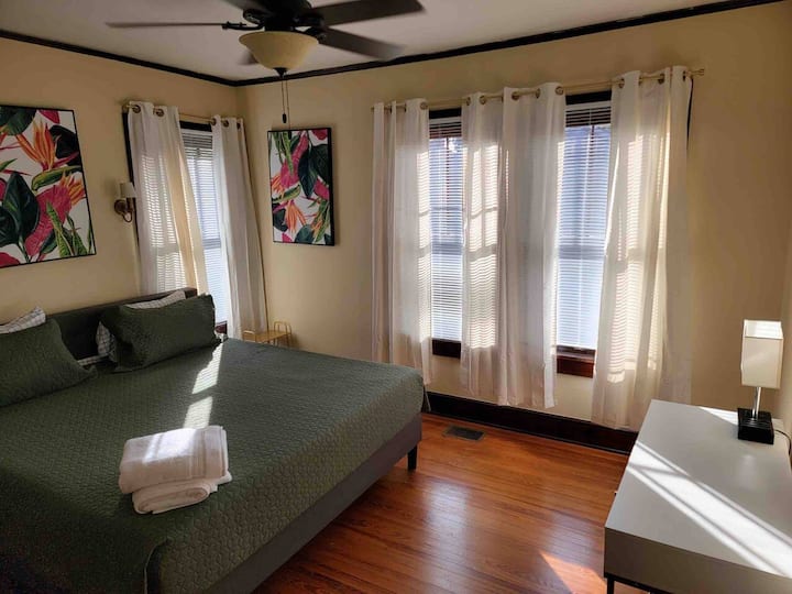 Historic Carriage HouseTrue One Bedroom Apartment Guesthouses for