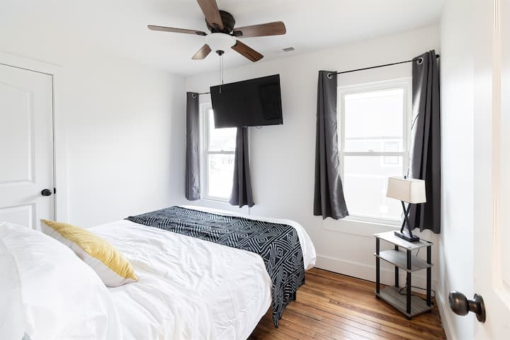 La deuxième chambre queen size offre un mélange parfait de design moderne et de confort, créant un espace de détente pour se ressourcer.