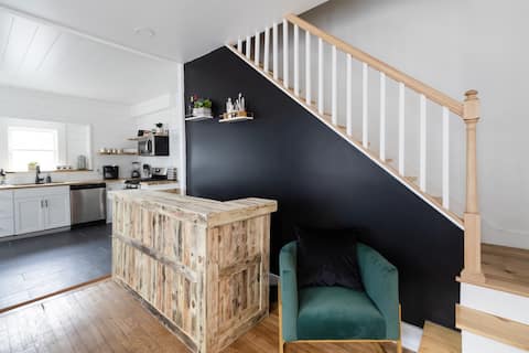 Popular Airbnb listing: Chic 4 BR: Minutes to Cleveland Clinic, CWRU & UH! in Glenville
