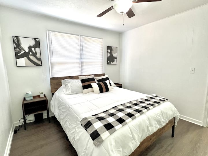 Chumba cha 1 cha kulala chenye kitanda cha kifahari na sehemu kubwa