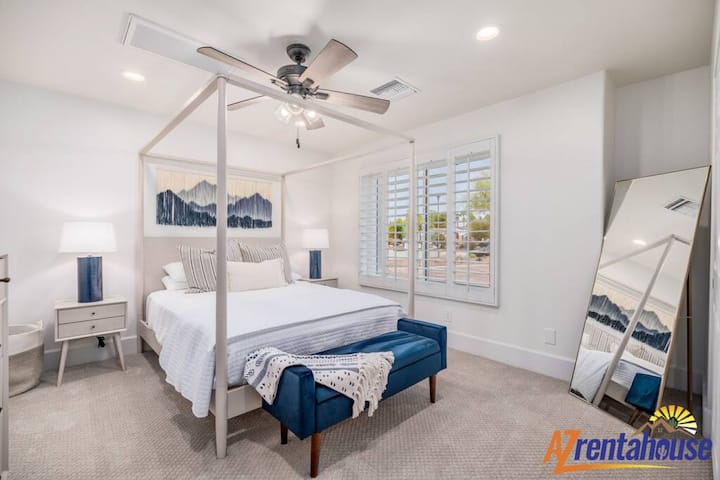 Vaša štýlová spálňa je vybavená vysnenou posteľou s baldachýnom a sviežou posteľnou bielizňou, upokojujúcimi modrými prvkami a prirodzeným svetlom prúdiacim cez žalúzie.