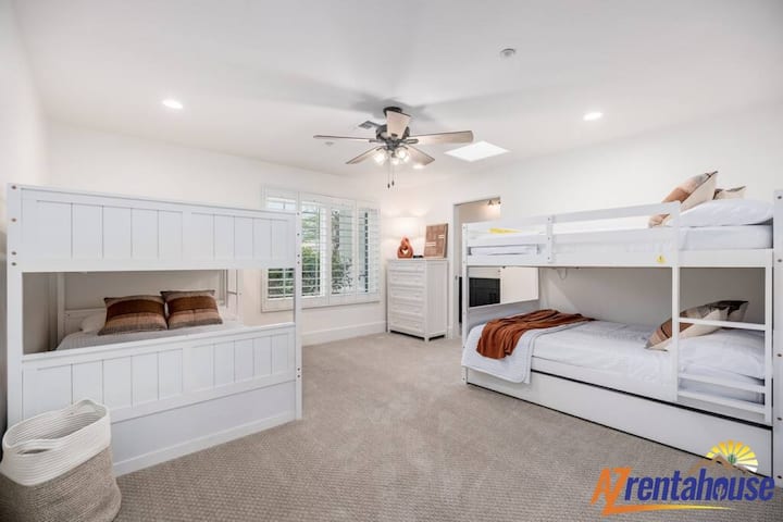 Vaša rodina si zamiluje túto svetlú spálňu so špeciálne vyrobenými vstavanými poschodovými posteľami a útulnými samostatnými posteľami, ktoré vytvárajú dokonalý priestor na pokojné noci.