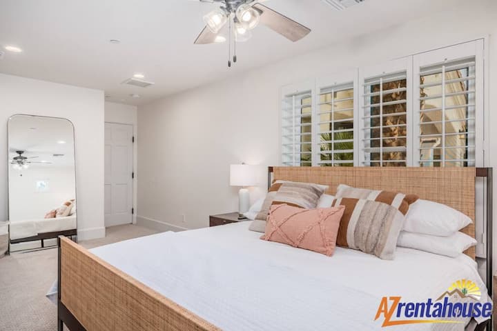 Upadnite do pokojného spánku na svojej luxusnej manželskej posteli King, ktorú ochladzuje jemný vánok zo stropného ventilátora a ktorá je presvetlená prirodzeným svetlom prúdiacim cez krásne okenice.