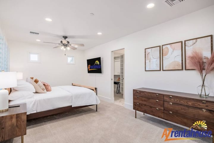 Oddýchnite si vo svojej priestrannej spálni s moderným nábytkom, upokojujúcimi umeleckými dielami a zábavou – vaše pokojné útočisko po objavovaní okolia.