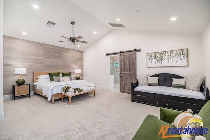 Oddýchnite si vo svojej priestrannej spálni s útulnou manželskou posteľou Queen, priestorom na posedenie s rozkladacou pohovkou a očarujúcimi detailmi vo forme dverí do stodoly pre dokonalý relax.