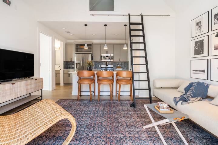 Luxe Poolside Retreat w/ Guest House & City Views gallery image 5