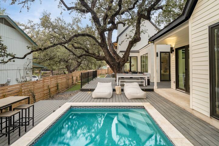 Luxe Poolside Retreat w/ Guest House & City Views gallery image 3