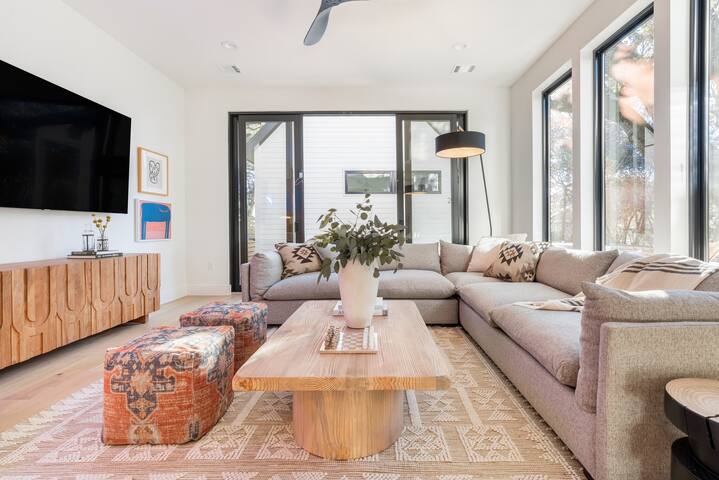 Luxe Poolside Retreat w/ Guest House & City Views gallery image 2