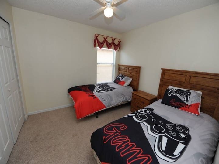 Dhomë gjumi me dy krevate tekë