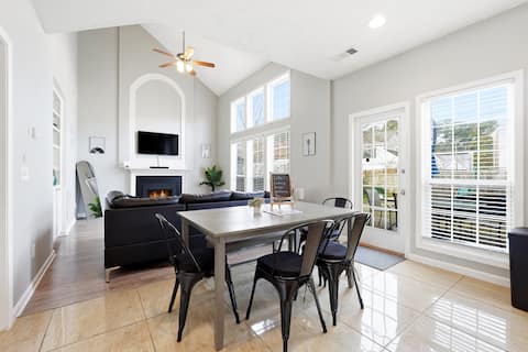 Sleeps 8! Game Room | King Bed | Backyard Hangout