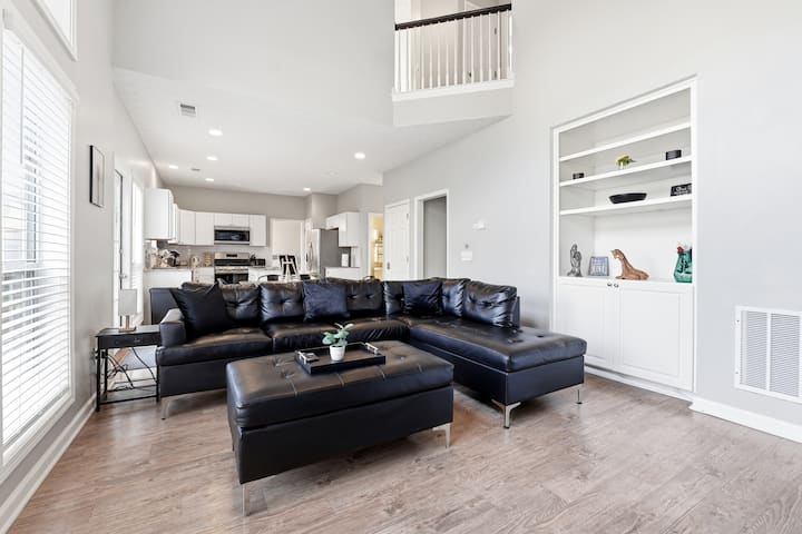 Sleeps 8! Game Room | King Bed | Backyard Hangout - Marietta, GA