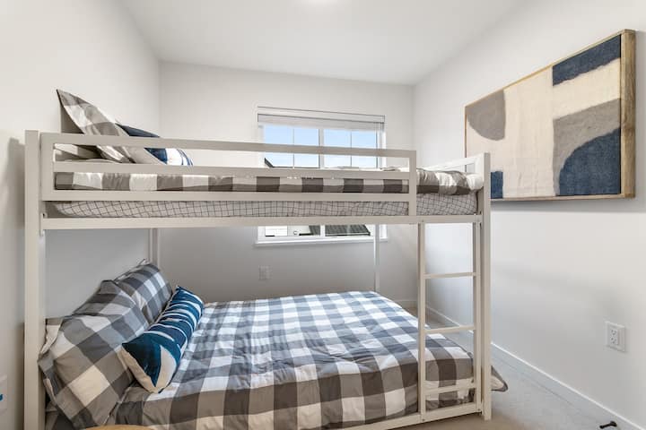 غرفة النوم الثالثة: نعلم أنه قد يكون لديك أطفال. من لا يحب السرير بطابقين في طفولتك ؟ نحن نحبها ولدينا هنا.