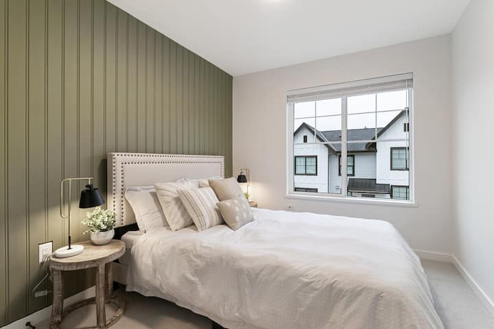 غرفة النوم الثانية: منظر من الباب.