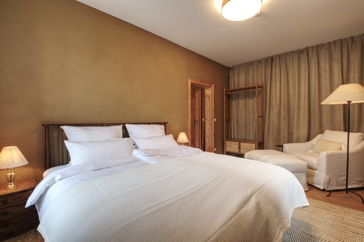 تبلغ مساحة غرفة النوم 1 حوالي 16 متر مربع.