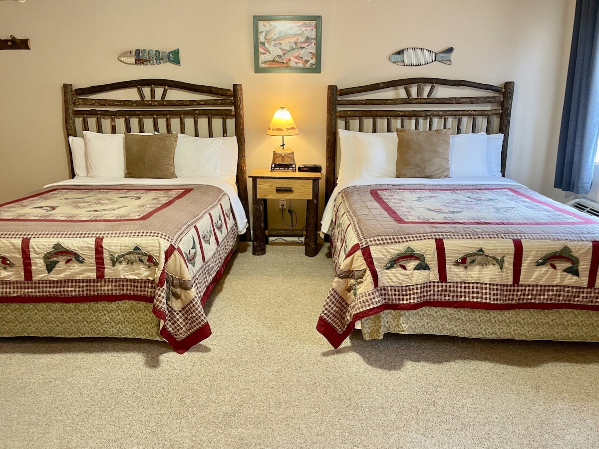 Room 03 The Fish Room Two Queen Beds w/Bath Nature lodges for Rent in Marblemount