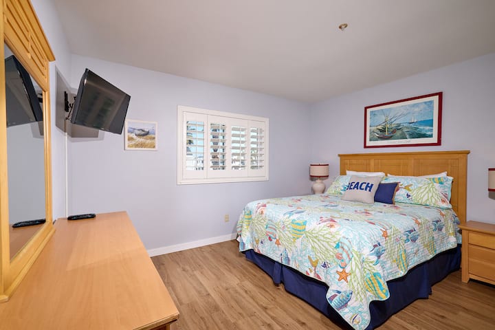 მეორე საძინებელი, სმარტ-ტელევიზორით, დიდი საწოლით