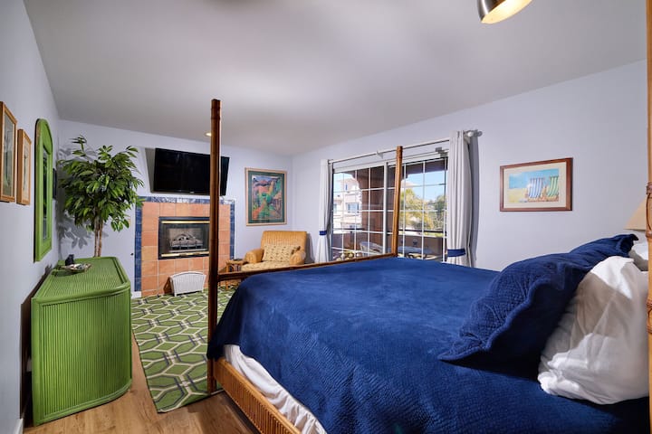 მთავარი საძინებელი აივნით, დიდი ზომის საწოლი სმარტ-ტელევიზორით, გაზის ბუხარი, სასრიალო შუშებით