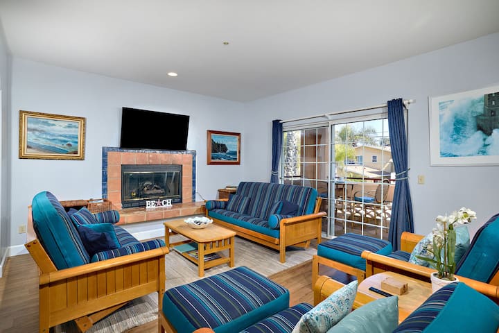 მისაღები ოთახი 2 ფუტონით, 2 ერთადგილიანი ფუტონით, სმარტ-ტელევიზორით, გაზის ბუხრით