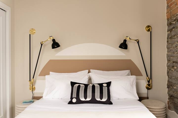 Luxury Apartment in Old Montreal, River View – 201