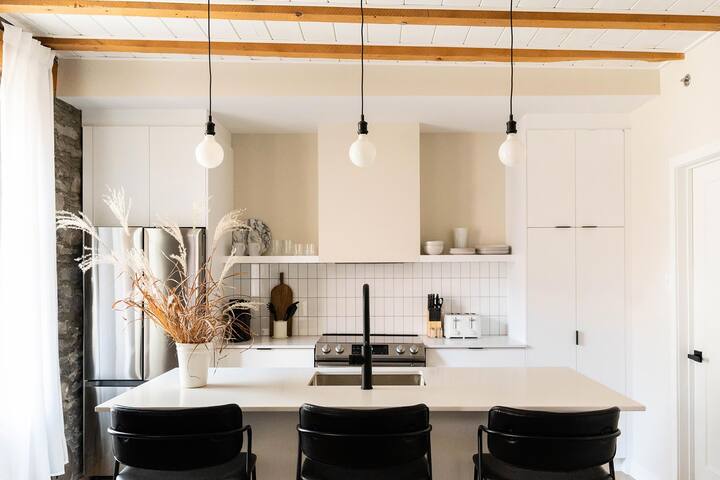 Luxury Apartment in Old Montreal – Suite 304 gallery image 2