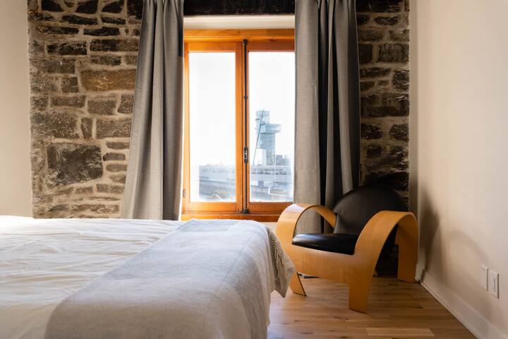 Luxury Apartment in Old Montreal, River View – 402 gallery image 4