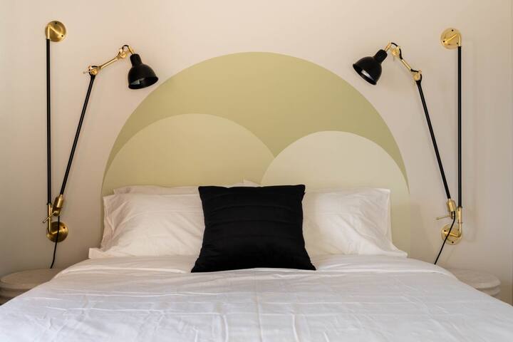 Luxury Apartment in Old Montreal, River View – 402 gallery image 2