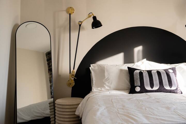 Luxury Apartment in Old Montreal, River View – 402 gallery image 3