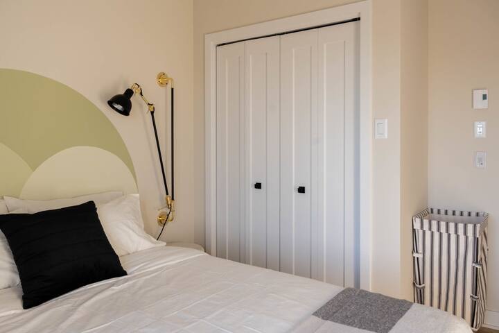 Luxury Apartment in Old Montreal, River View – 402 gallery image 5