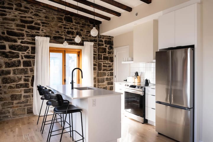 Luxury Apartment in Old Montreal, River View – 402