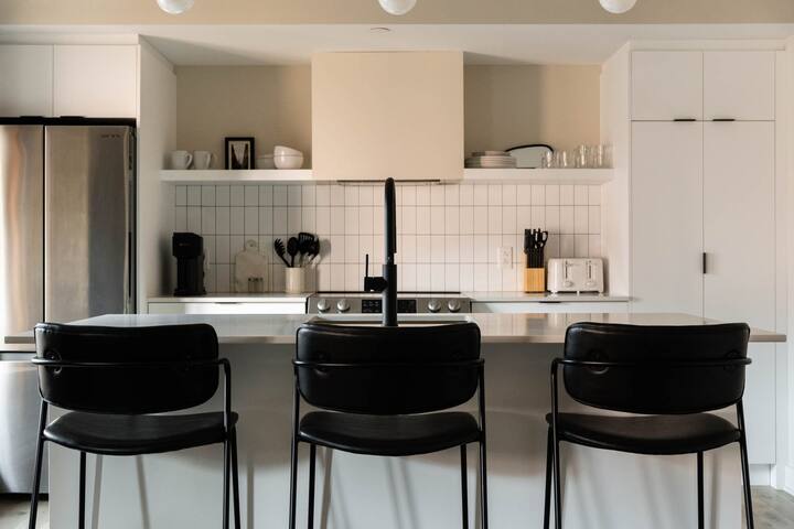 Luxury Apartment in Old Montreal – Suite 404 gallery image 4