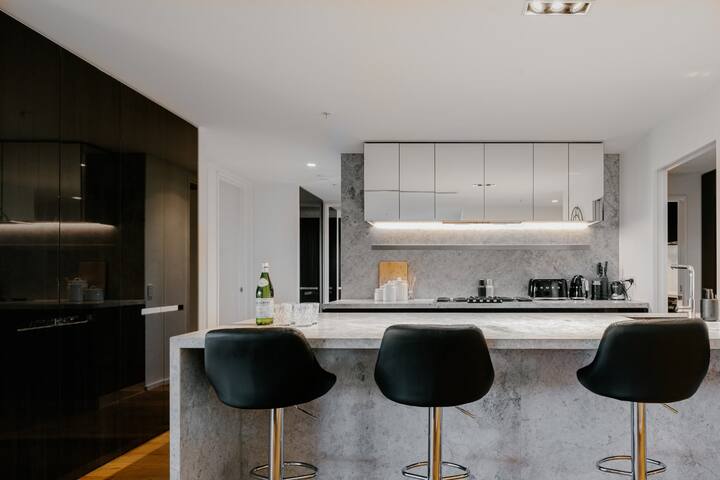 Luxury 4 Bedroom Apt – Parking, pool and views gallery image 3