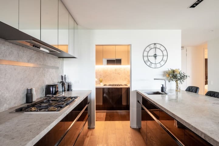 Luxury 4 Bedroom Apt – Parking, pool and views