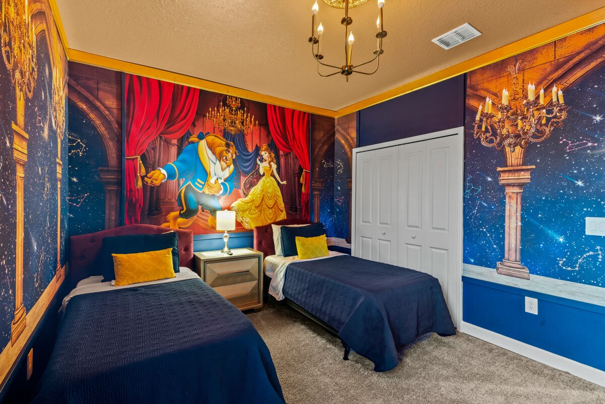 -美女与野兽主题卧室，配有两张单人床-迷人的壁画为客房带来童话般的魔力-皇家蓝色和金色装饰营造出神奇的家庭住宿体验  