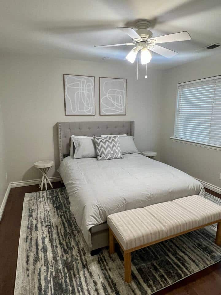 Спалня queen size красив модерен дизайн. Всички наши стаи имат самостоятелен гардероб