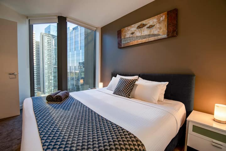 Vyumba vya kulala vya 3 vimepigwa picha
King au 2 single.
Ukuta wa televisheni janja wa "42" umewekwa