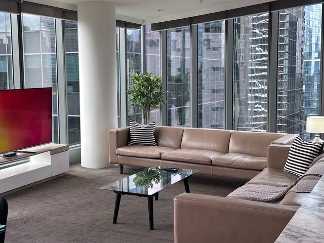 Freshwater PL – Modern City View Apt. with Balcony gallery image 2