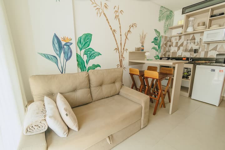 Na sofi uvijek ostavimo jastuke i deku.
Soba je klimatizirana, ali ima stolni ventilator. Budući da je stan malen (20 m2), zrak iz sobe je dovoljno dobar da se cijeli stan zamrzne.