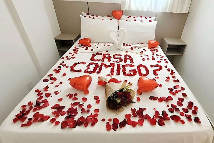 Paket iznenađenja ukrašen laticama i frazom + baloni i buket cvijeća