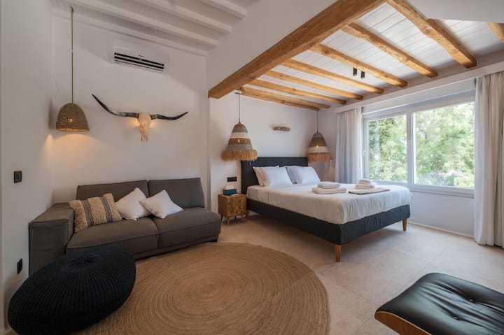 "Unwind in our Mykonos luxury villa's opulent bedroom with ensuite bathroom. Elevate relaxation and create unforgettable moments in absolute comfort."





