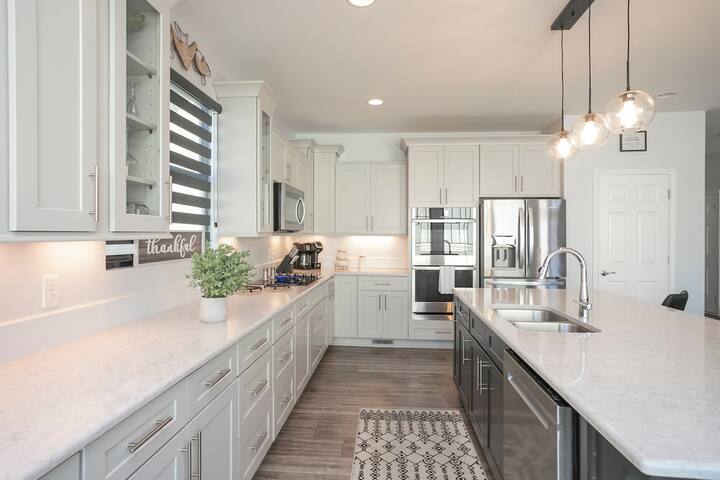 New Hot Tub, Spacious, Near Downtown gallery image 5