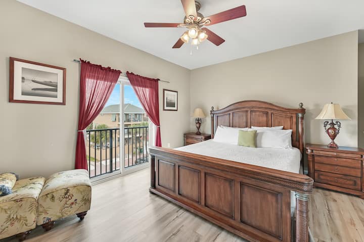 СПАЛНЯ №4 + БАНЯ #4: суперголямо двойно легло с нощни шкафчета, скрин и телевизор. Тази спалня има самостоятелна баня