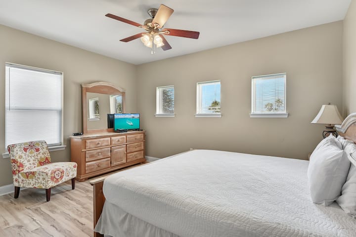 СПАЛНЯ №2 + БАНЯ №2: суперголямо двойно легло с нощни шкафчета, скрин и телевизор. Тази спалня има самостоятелна баня