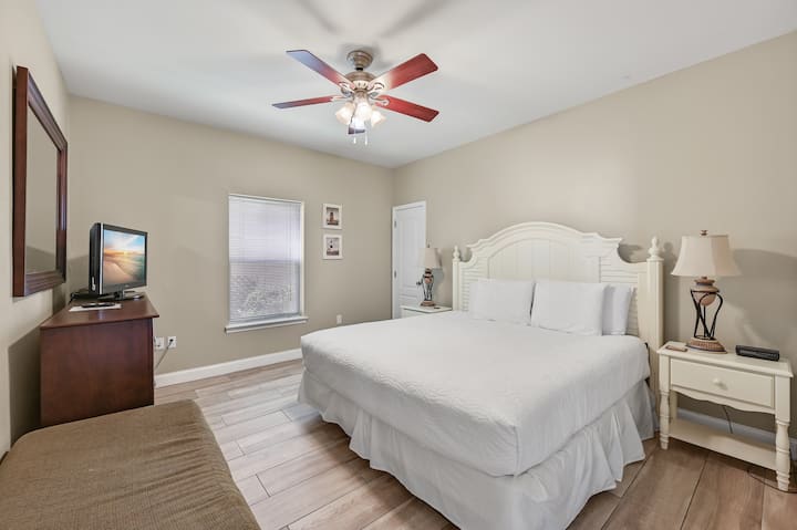 СПАЛНЯ №1: суперголямо двойно легло с нощни шкафчета, скрин и телевизор. (намира се на първия етаж)