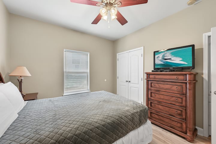 СПАЛНЯ №5 + БАНЯ №5: двойно легло с нощни шкафчета, скрин и телевизор. Тази спалня има самостоятелна спалня