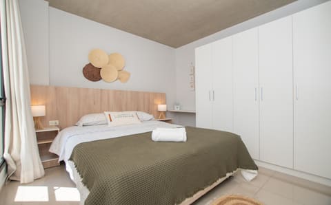 Pleasing 2BR apt w/ Balcony+Pool+ BBQ+free parking