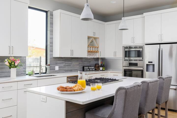 Free Parking, 3br, Piano – The Watson – Portoro gallery image 2