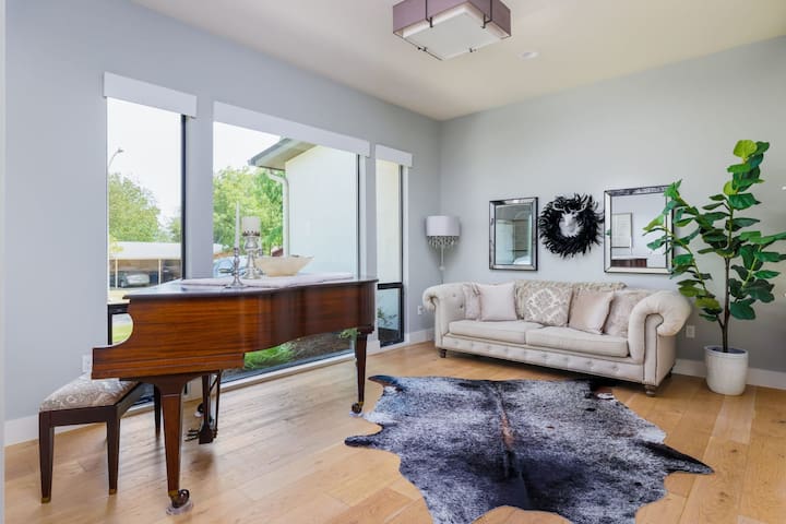 Free Parking, 3br, Piano – The Watson – Portoro gallery image 3