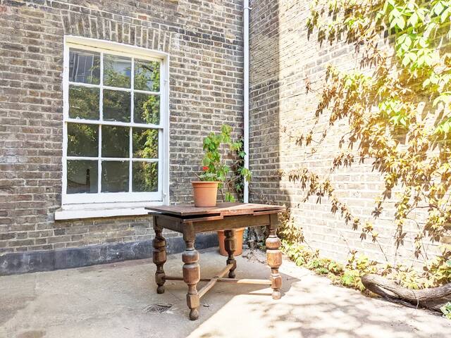 Beautiful Belsize Park Two Bed Garden Flat gallery image 3
