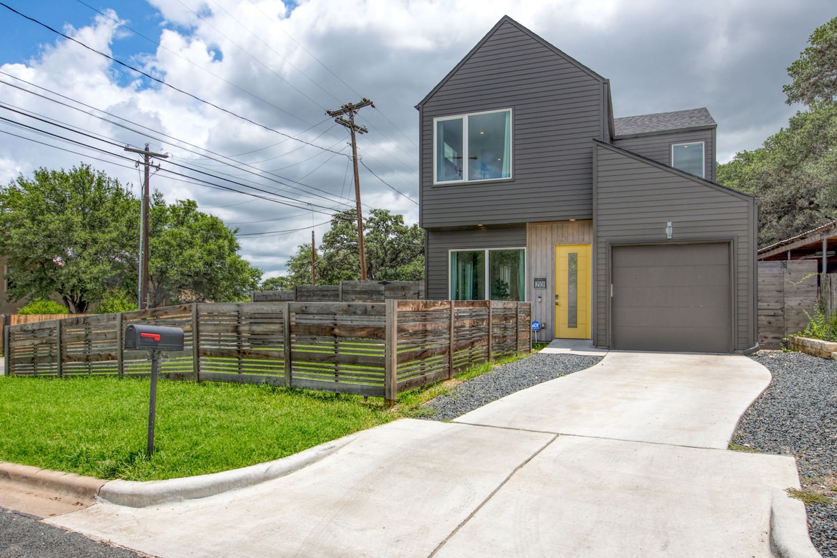 Top Airbnb: 2 Homes in 1! 5BR/4.5BA, Sleeps 10 Near SoCo & DT in Galindo